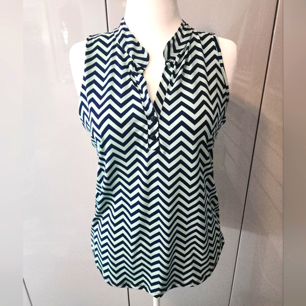 Sleeveless Chevron top